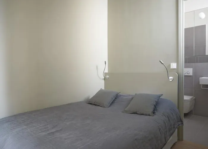 Rue Chateaubriand - 8 *