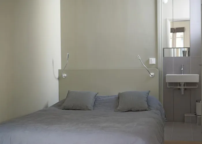 Apartment Rue Chateaubriand - 8 Paris