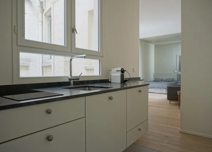 Rue Chateaubriand - 8 *