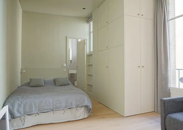 Rue Chateaubriand - 8 * Paris