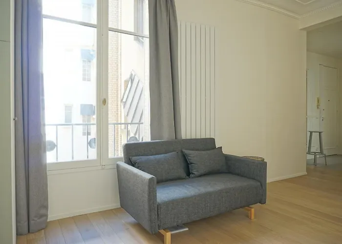 Rue Chateaubriand - 8 * Paris